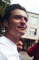 Slovyansk children meet actor Orlando Bloom at their school (video)