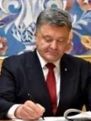 Poroshenko signs law on permits for Ukrainian broadcasting in ATO zone